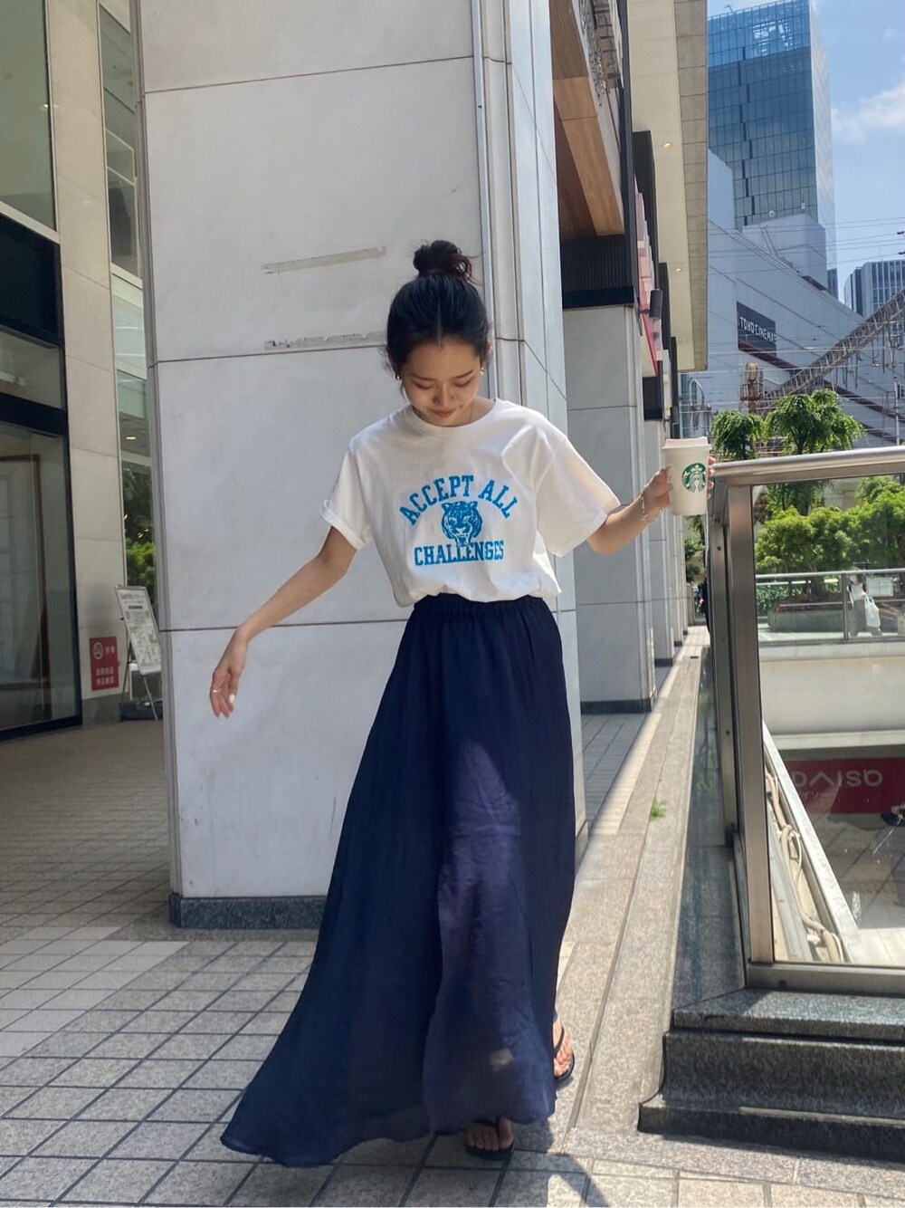 ホワイト系のTシャツ/カットソー、ブルー系のスカートを着用したレディースの春コーディネートの2枚目の写真