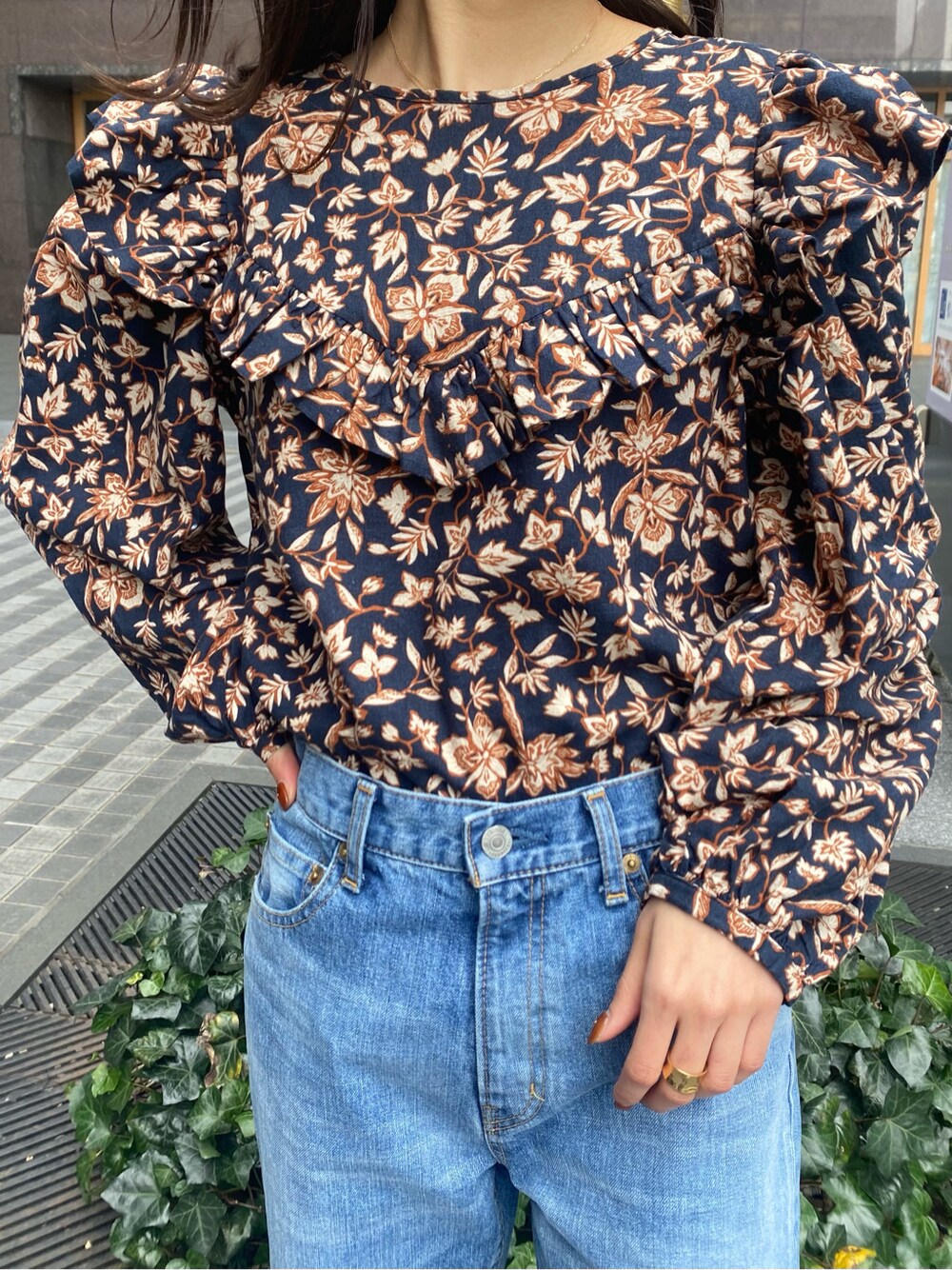 ブルー系のデニムパンツ、ブルー系のシャツ/ブラウス、ホワイト系のサンダルを着用したレディースの春コーディネートの5枚目の写真