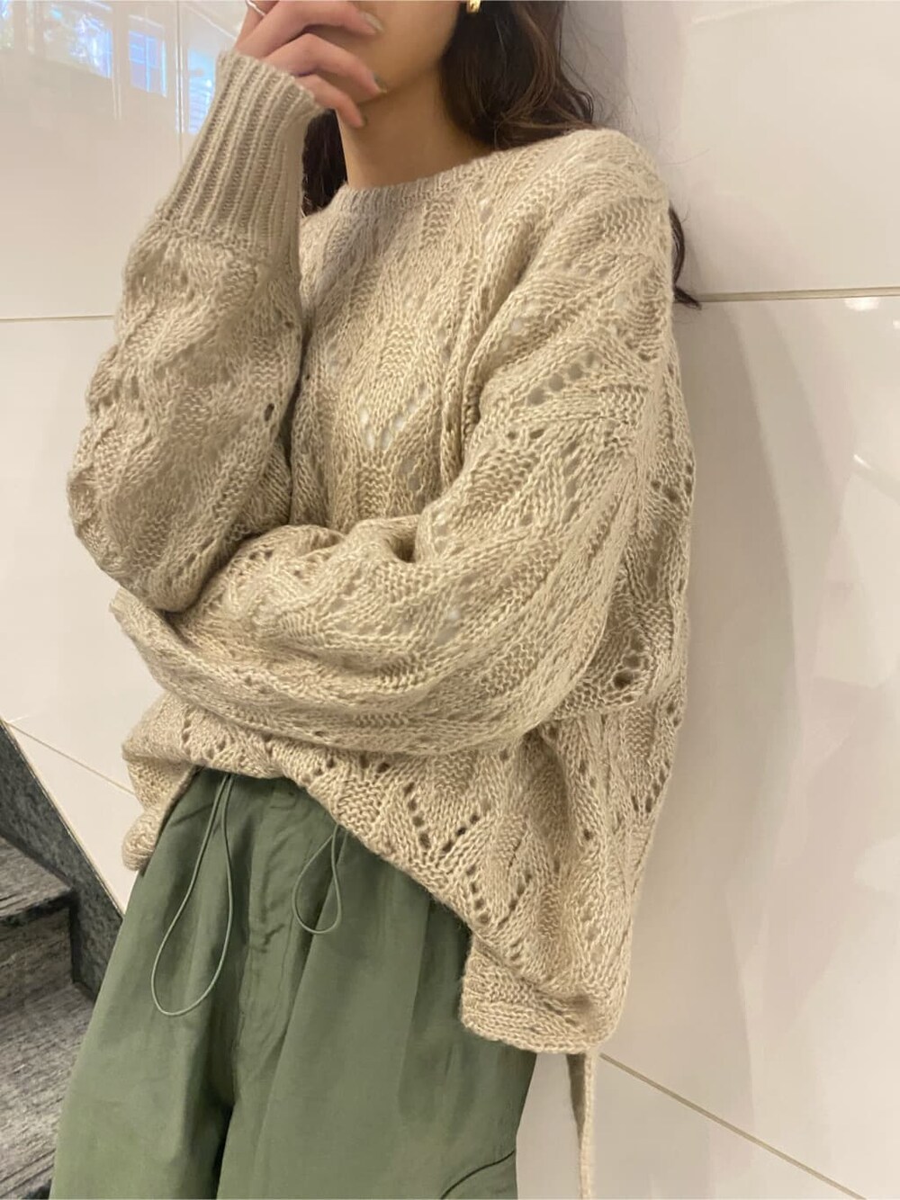 ホワイト系のTシャツ/カットソー、ベージュ系のその他パンツ、ベージュ系のニット/セーターを着用したレディースの秋コーディネートの6枚目の写真