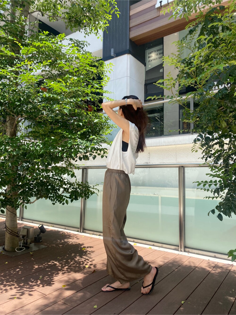 ブラウン系のその他パンツ、ホワイト系のTシャツ/カットソーを着用したレディースの春コーディネートの3枚目の写真