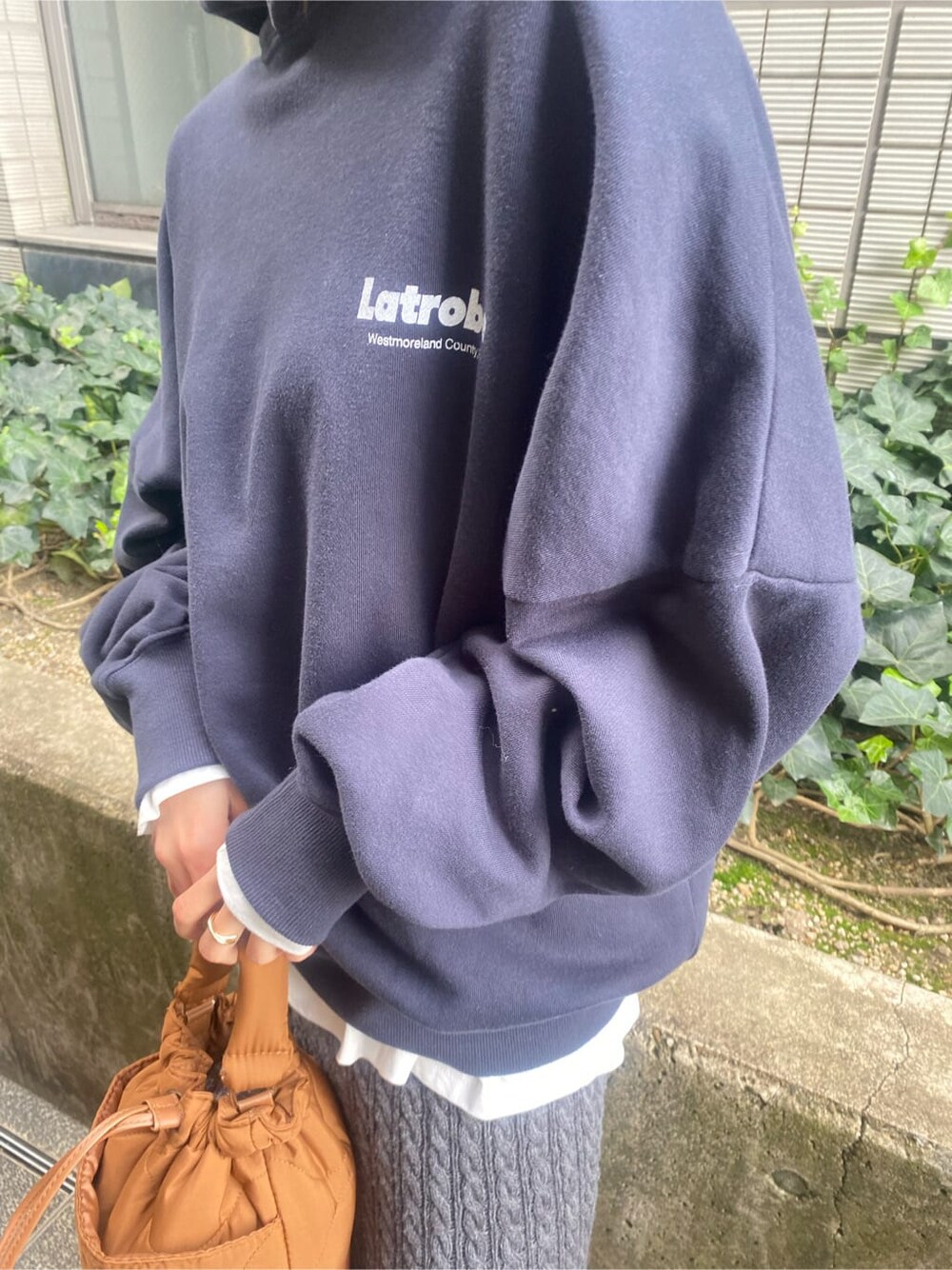 ホワイト系のTシャツ/カットソー、ブルー系のパーカー、グレー系のスカートを着用したレディースの冬コーディネートの7枚目の写真