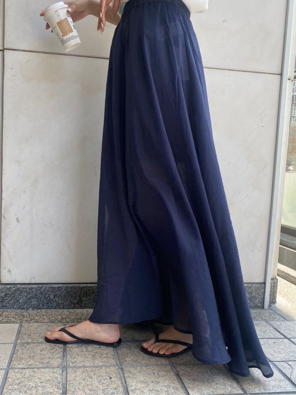 ホワイト系のTシャツ/カットソー、ブルー系のスカートを着用したレディースの春コーディネートの7枚目の写真