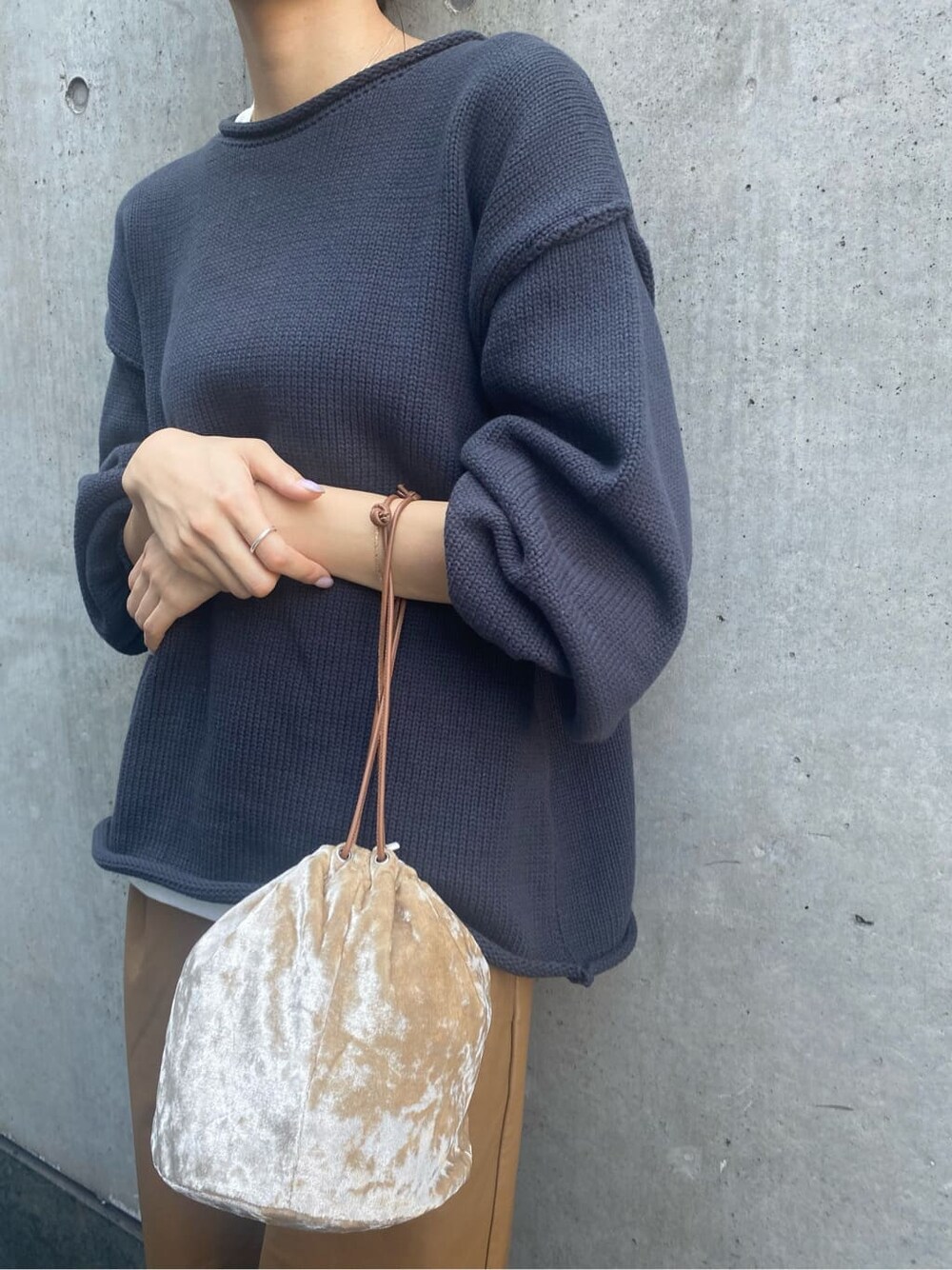 ブラウン系のその他パンツ、ブラック系のブーツ、ホワイト系のハンドバッグを着用したレディースの秋コーディネートの6枚目の写真