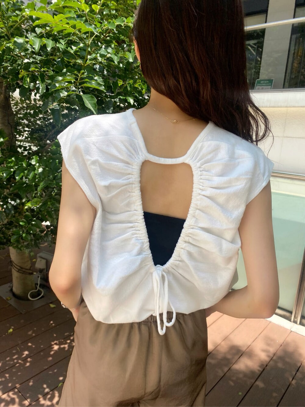 ブラウン系のその他パンツ、ホワイト系のTシャツ/カットソーを着用したレディースの春コーディネートの4枚目の写真