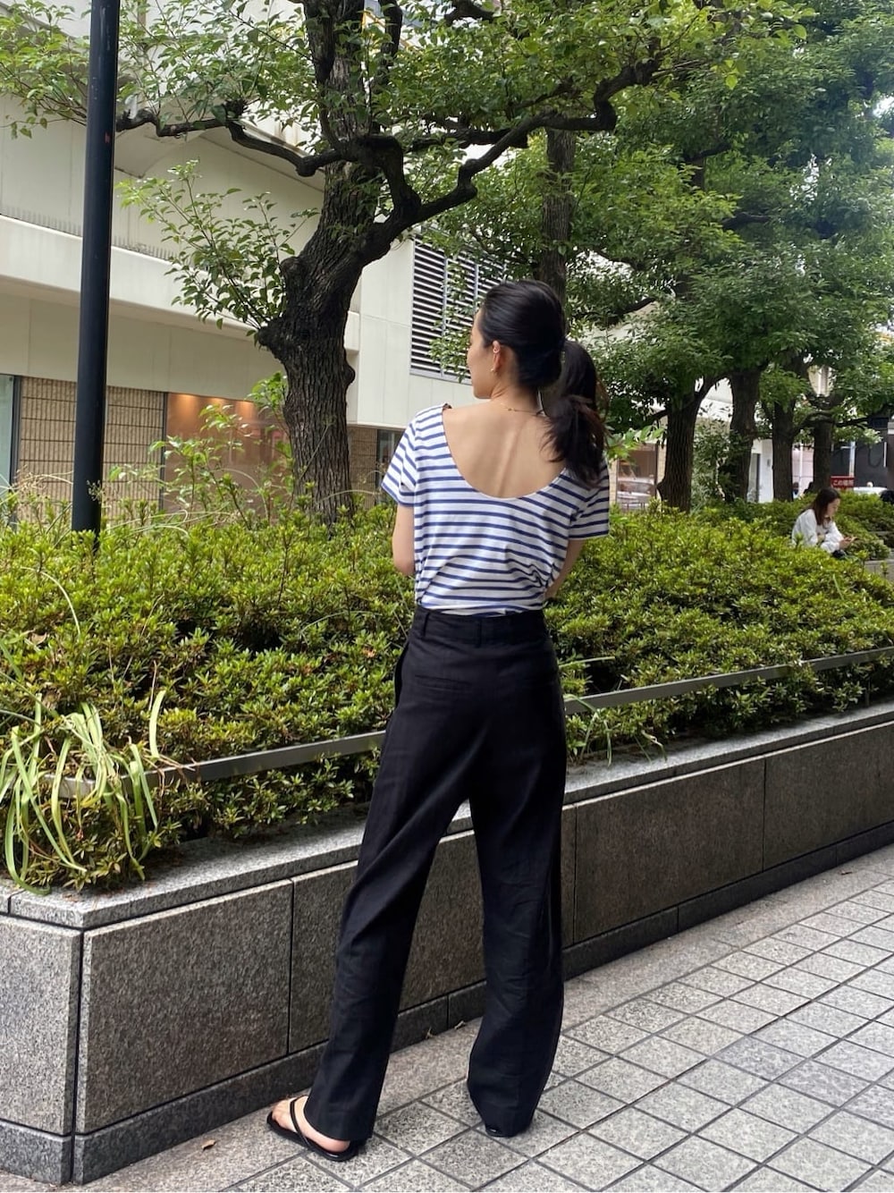 ブラック系のその他パンツ、ブルー系のTシャツ/カットソーを着用したレディースの夏コーディネートの2枚目の写真