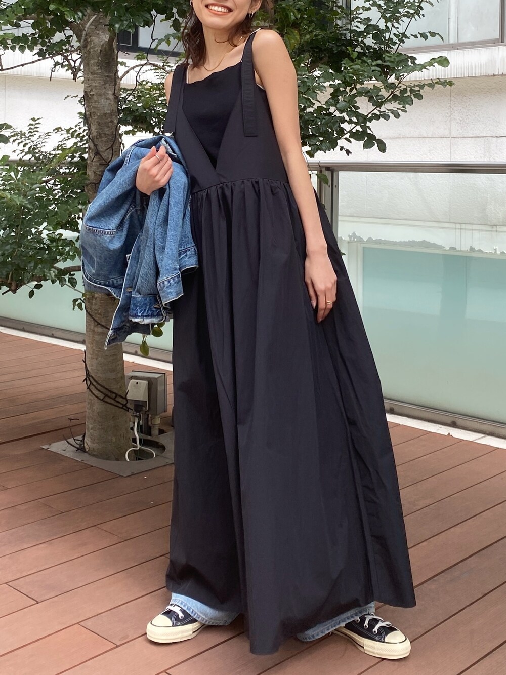 ブラック系のワンピース、ブラック系のキャミソールを着用したレディースの春コーディネートの2枚目の写真