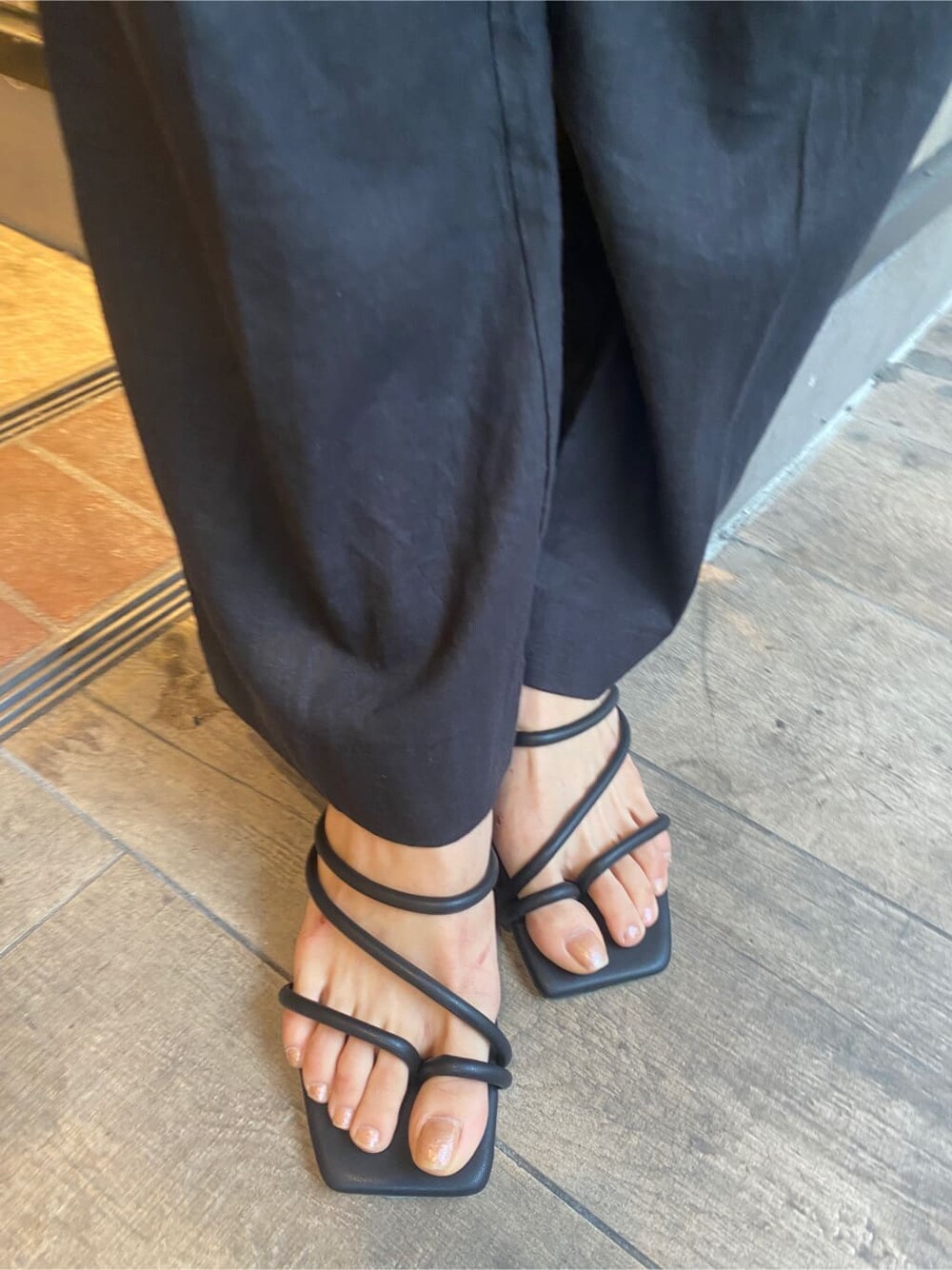 ブラック系のサンダル、ブラック系のその他パンツ、ホワイト系のシャツ/ブラウスを着用したレディースの春コーディネートの8枚目の写真