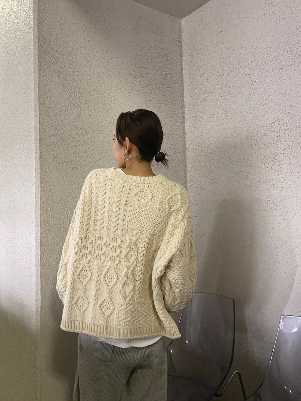 ホワイト系のニット/セーター、ホワイト系のTシャツ/カットソーを着用したレディースの冬コーディネートの3枚目の写真