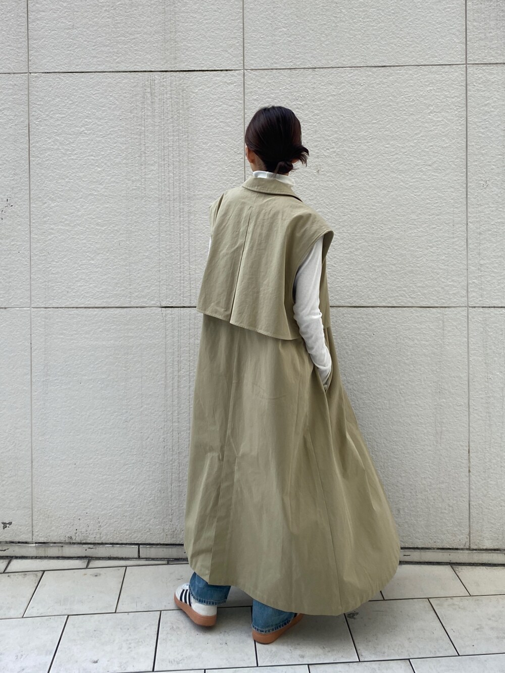 ベージュ系のその他アウター、ホワイト系のTシャツ/カットソー、ブルー系のデニムパンツを着用したレディースの冬コーディネートの3枚目の写真