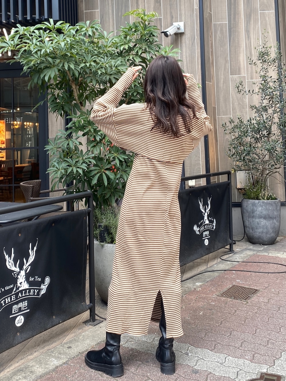 ブラウン系のワンピースを着用したレディースの冬コーディネートの4枚目の写真