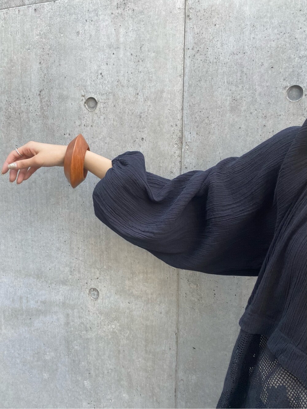 ホワイト系のサンダル、ブルー系のデニムパンツ、ベージュ系のバングル/リストバンドを着用したレディースの春コーディネートの5枚目の写真