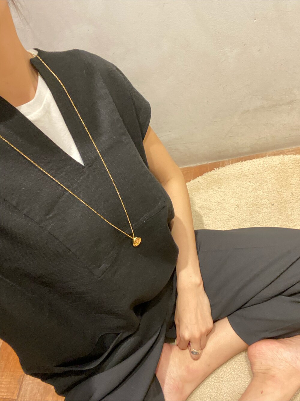 ホワイト系のタンクトップ、ブラック系のその他パンツ、ブラック系のシャツ/ブラウスを着用したレディースの春コーディネートの2枚目の写真