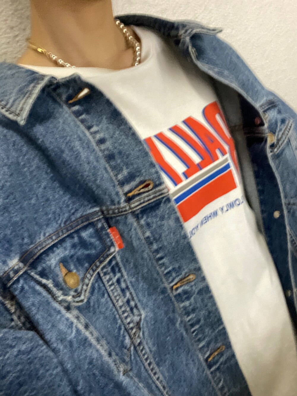 ブルー系のデニムジャケット、ホワイト系のTシャツ/カットソー、ホワイト系のスカートを着用したレディースの冬コーディネートの4枚目の写真