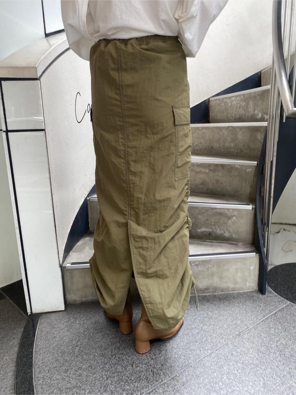 ホワイト系のTシャツ/カットソー、ベージュ系のスカートを着用したレディースの夏コーディネートの7枚目の写真