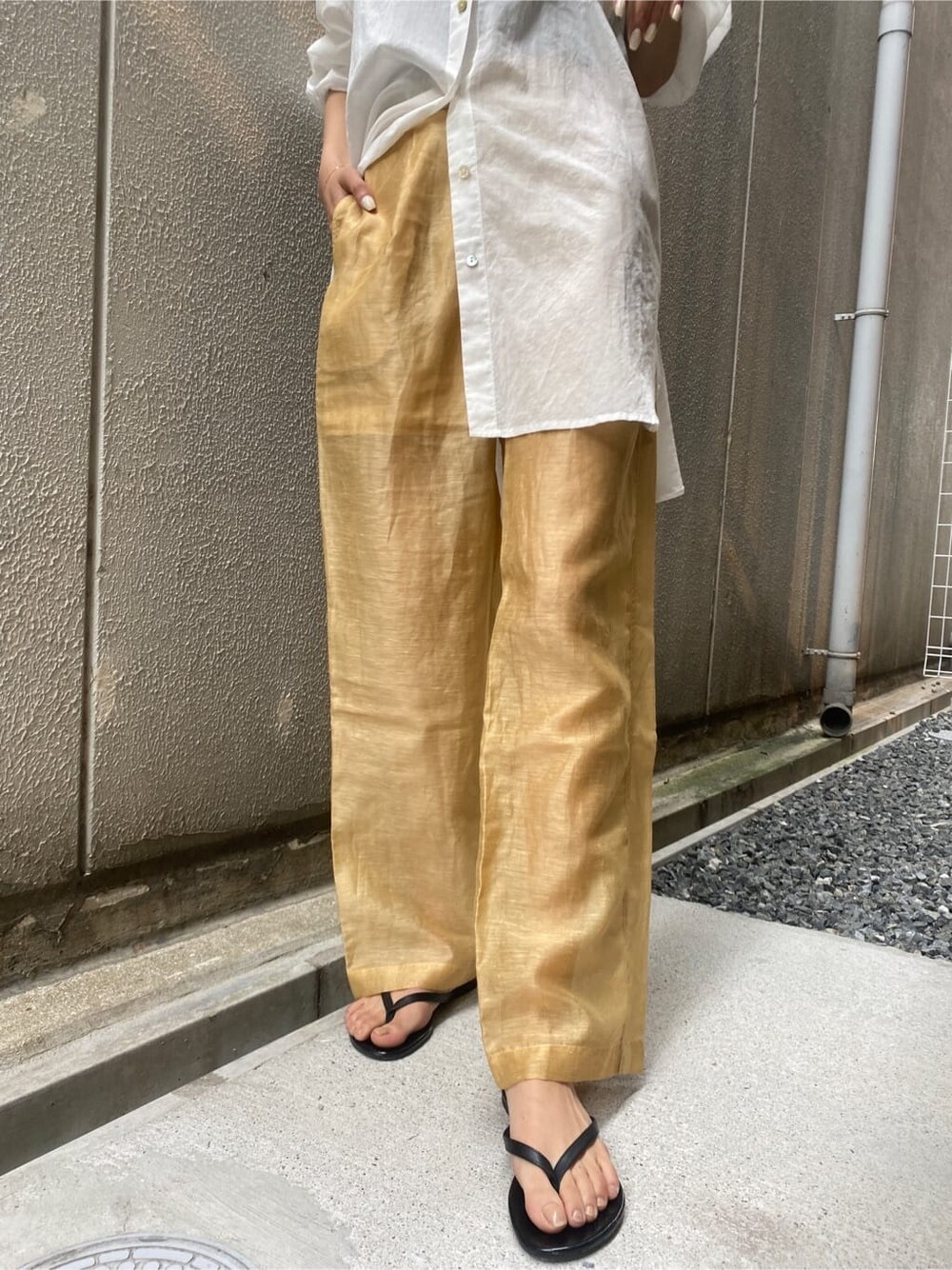 ホワイト系のシャツ/ブラウス、ブラウン系のその他パンツを着用したレディースの春コーディネートの6枚目の写真