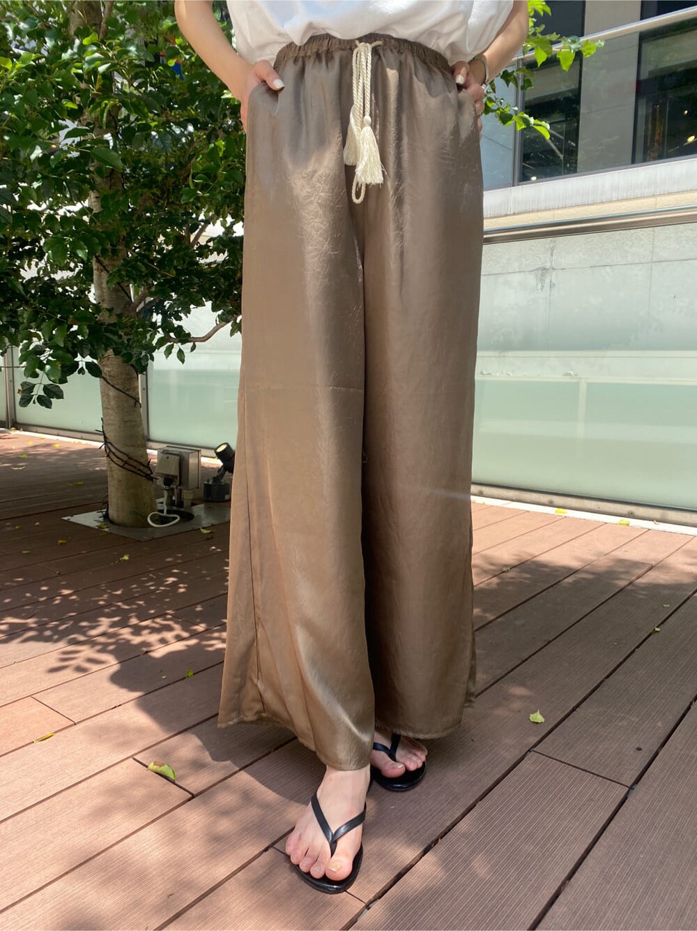 ブラウン系のその他パンツ、ホワイト系のTシャツ/カットソーを着用したレディースの春コーディネートの7枚目の写真