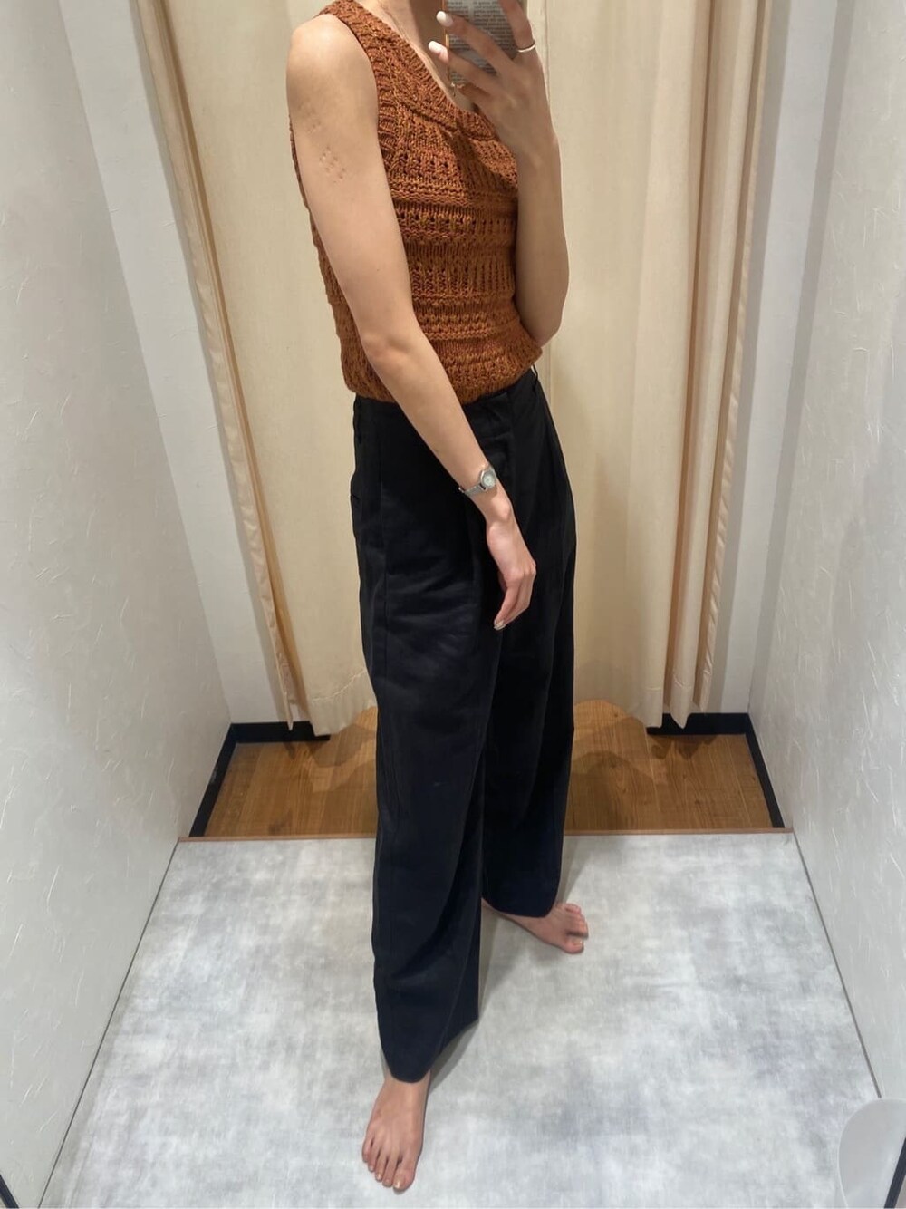 ブラック系のその他パンツ、ブラウン系のニット/セーターを着用したレディースの春コーディネートの2枚目の写真