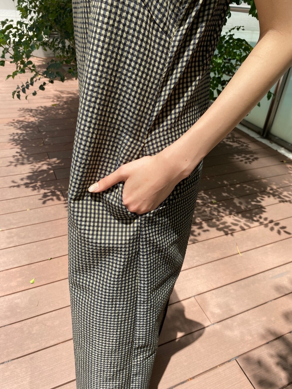 ベージュ系のワンピース、ゴールド系のサンダルを着用したレディースの春コーディネートの6枚目の写真