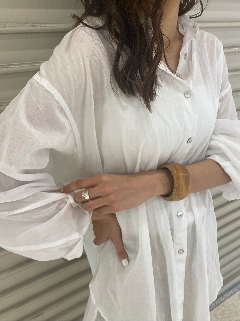 ゴールド系のその他パンツ、ホワイト系のシャツ/ブラウス、ホワイト系のタンクトップを着用したレディースの春コーディネートの5枚目の写真