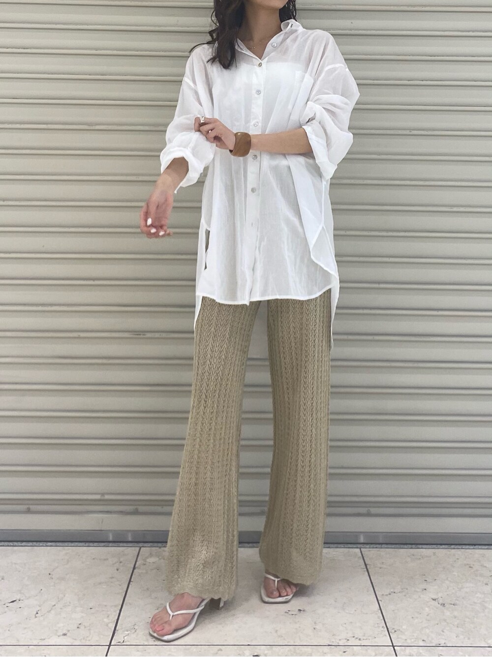 ゴールド系のその他パンツ、ホワイト系のシャツ/ブラウス、ホワイト系のタンクトップを着用したレディースの春コーディネートの2枚目の写真