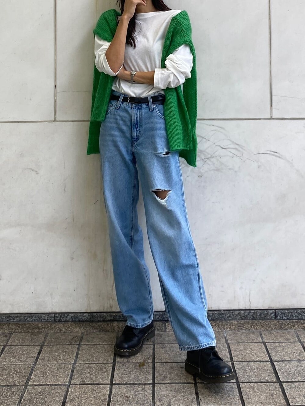 ホワイト系のTシャツ/カットソー、グリーン系のニット/セーター、ブラック系のベルトを着用したレディースの秋コーディネートの2枚目の写真