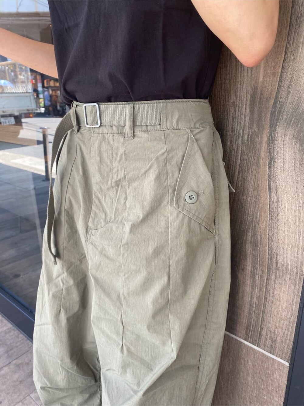 ブラック系のタンクトップ、ブラック系のサンダル、ホワイト系のその他パンツを着用したレディースの春コーディネートの7枚目の写真