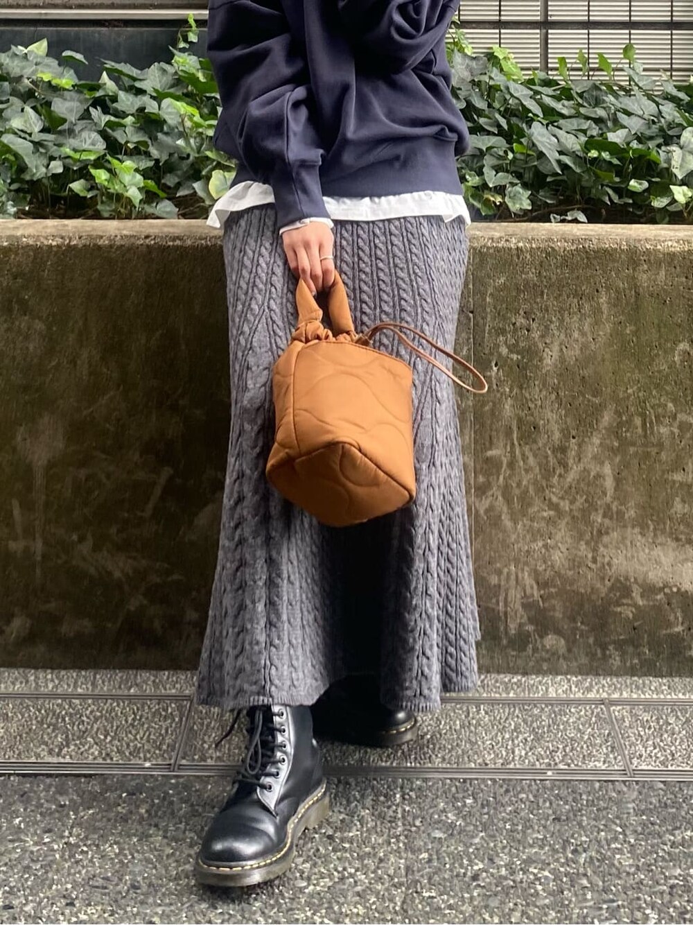 ホワイト系のTシャツ/カットソー、ブルー系のパーカー、グレー系のスカートを着用したレディースの冬コーディネートの4枚目の写真