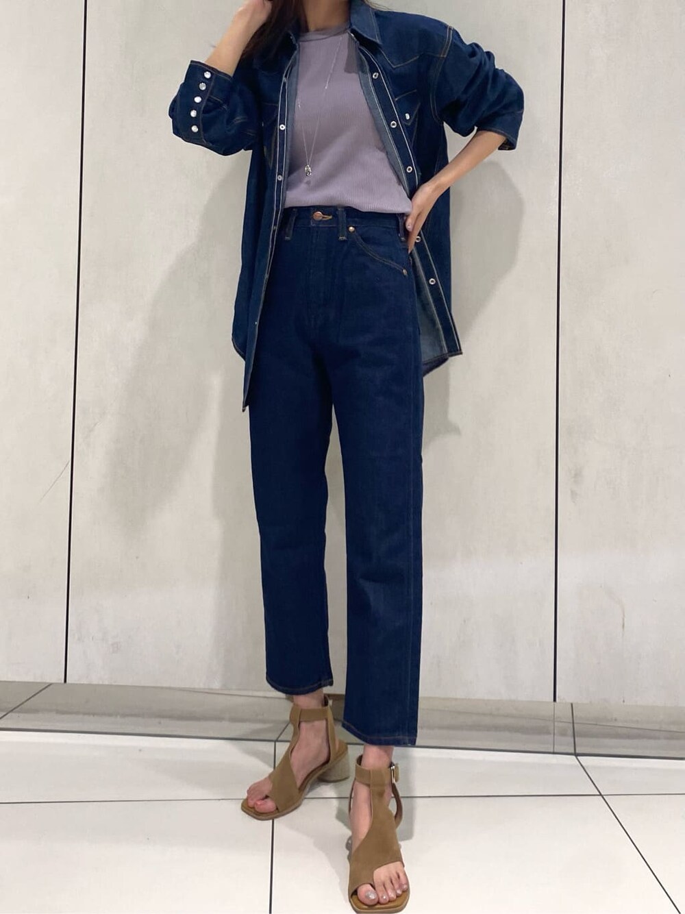 ブルー系のシャツ/ブラウス、ブルー系のデニムパンツを着用したレディースの夏コーディネートの2枚目の写真