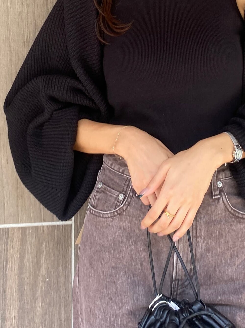 ブラック系のブーツ、ブラウン系のデニムパンツ、ブラック系のカーディガン/ボレロを着用したレディースの秋コーディネートの4枚目の写真