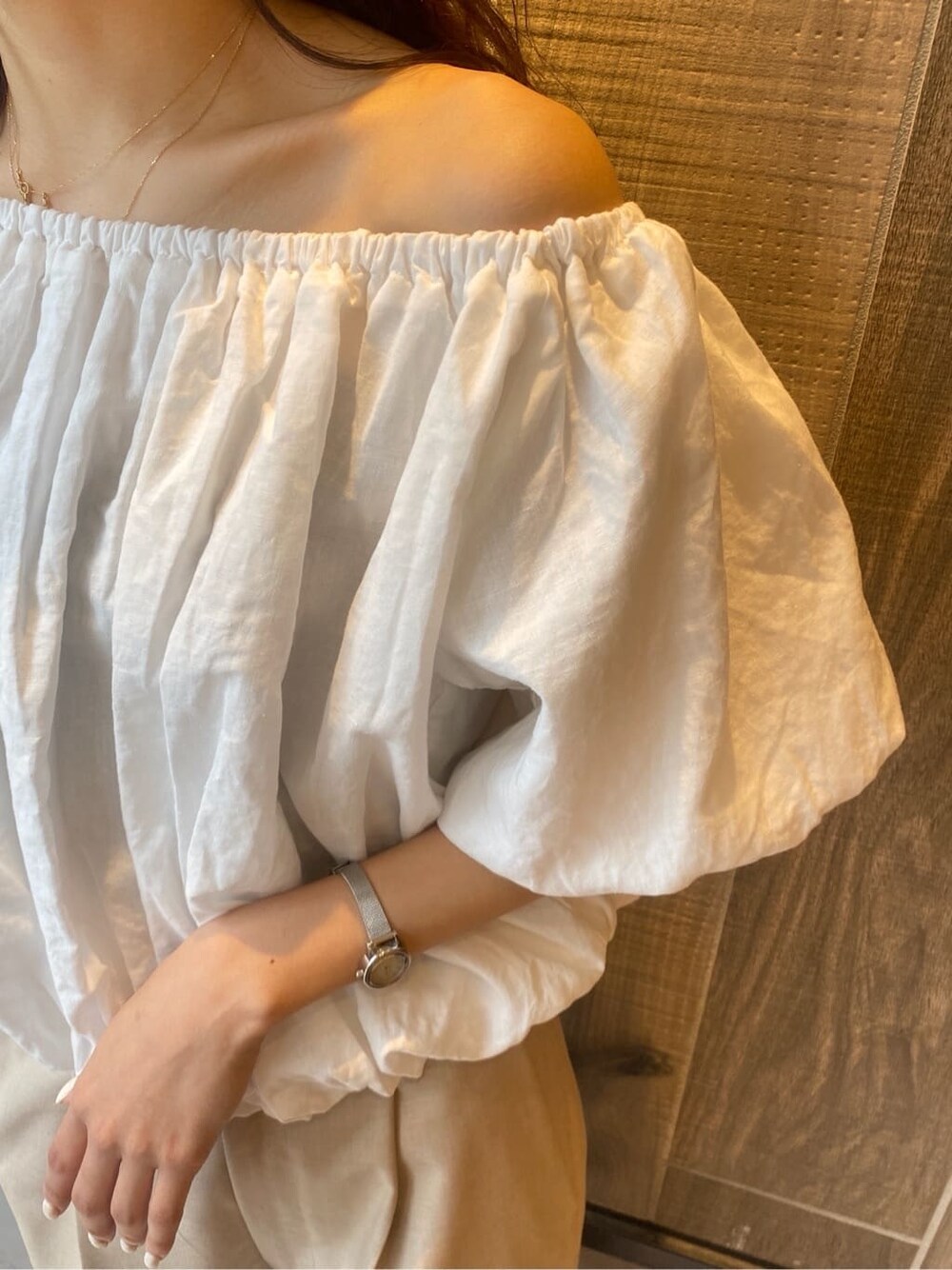 ホワイト系のサンダル、ベージュ系のその他パンツ、ホワイト系のシャツ/ブラウスを着用したレディースの春コーディネートの6枚目の写真