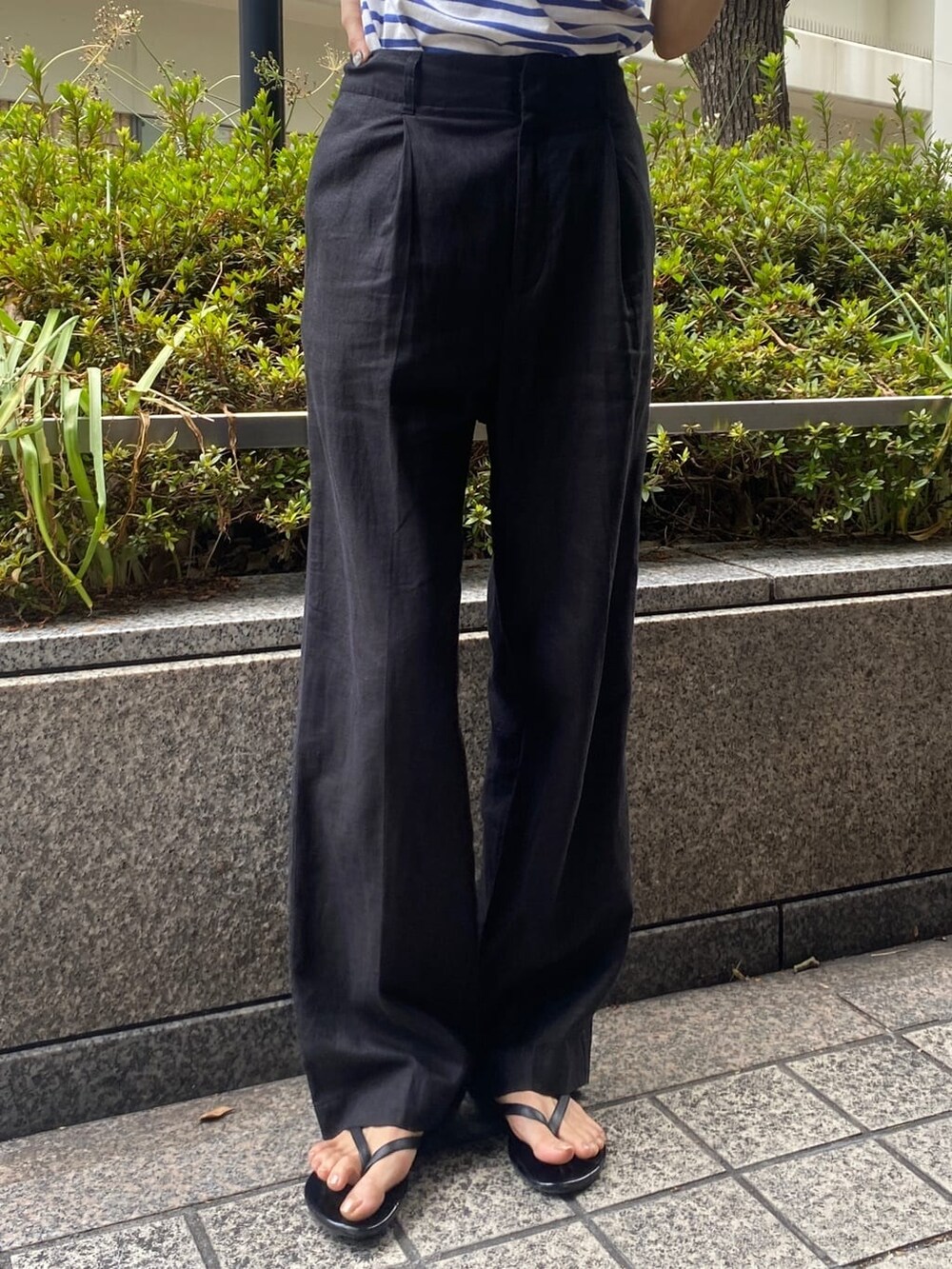 ブラック系のその他パンツ、ブルー系のTシャツ/カットソーを着用したレディースの夏コーディネートの6枚目の写真