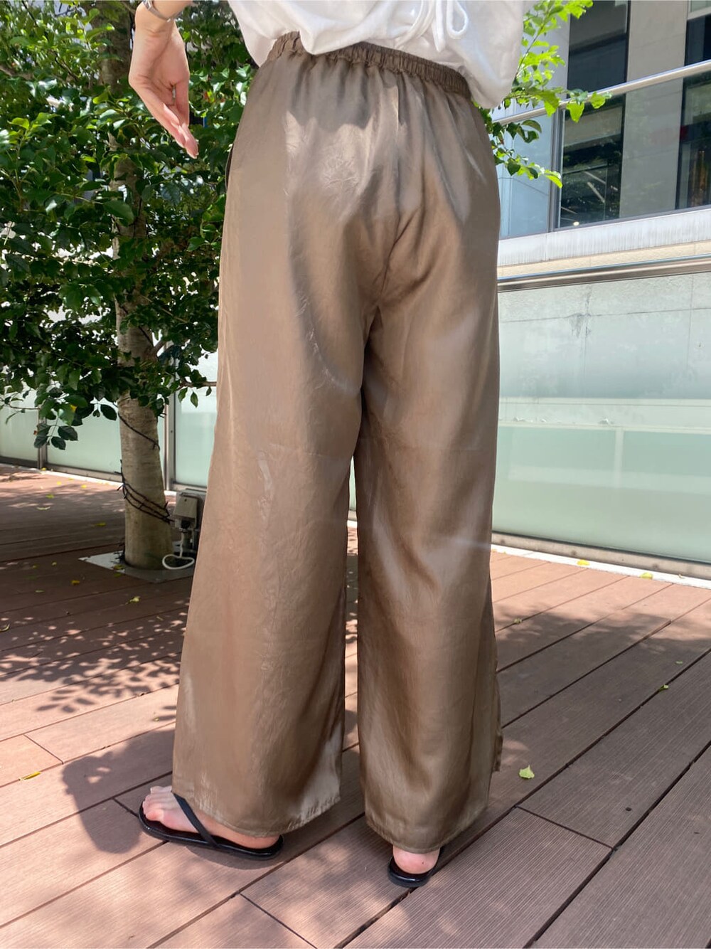 ブラウン系のその他パンツ、ホワイト系のTシャツ/カットソーを着用したレディースの春コーディネートの8枚目の写真