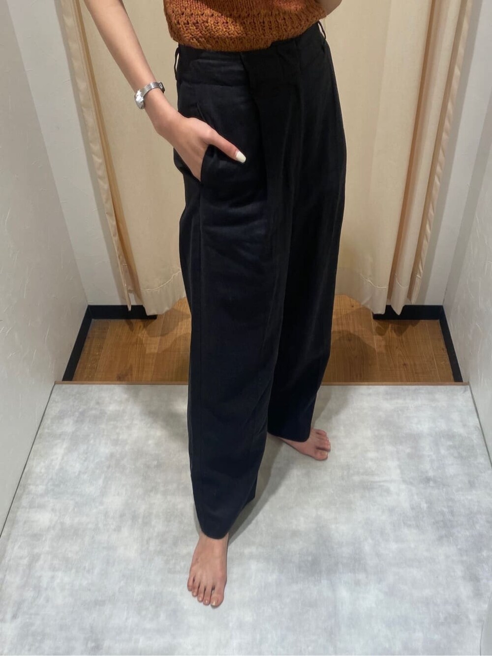 ブラック系のその他パンツ、ブラウン系のニット/セーターを着用したレディースの春コーディネートの4枚目の写真