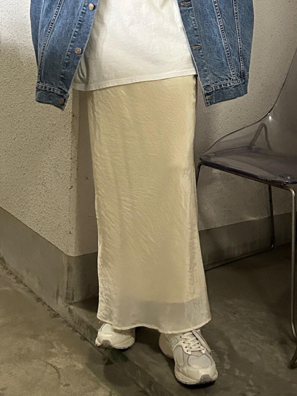 ブルー系のデニムジャケット、ホワイト系のTシャツ/カットソー、ホワイト系のスカートを着用したレディースの冬コーディネートの3枚目の写真