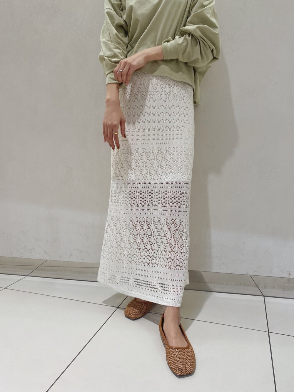 ブルー系のデニムジャケット、ホワイト系のスカート、ブラウン系のその他シューズを着用したレディースの春コーディネートの3枚目の写真