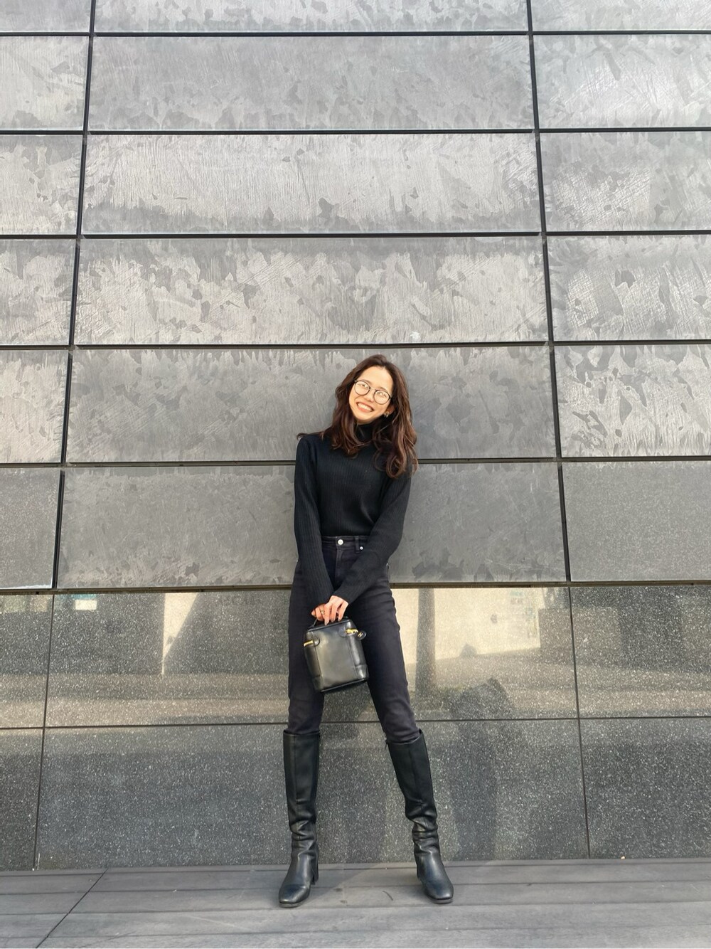 ホワイト系のその他アウター、ブラック系のデニムパンツを着用したレディースの冬コーディネートの3枚目の写真