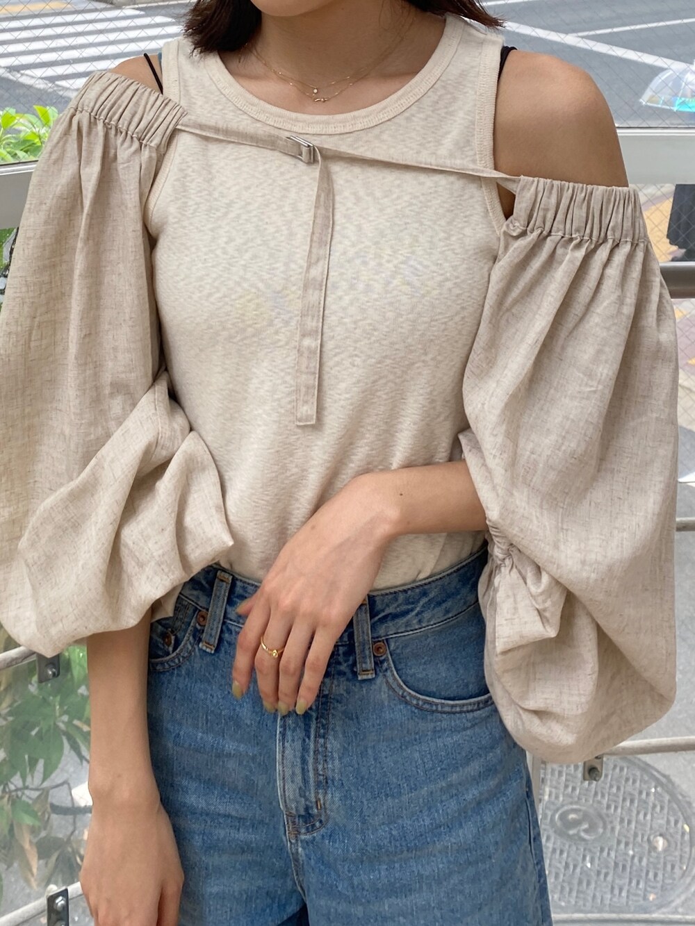 ベージュ系のシャツ/ブラウス、ブルー系のデニムパンツ、ゴールド系のサンダルを着用したレディースの春コーディネートの3枚目の写真