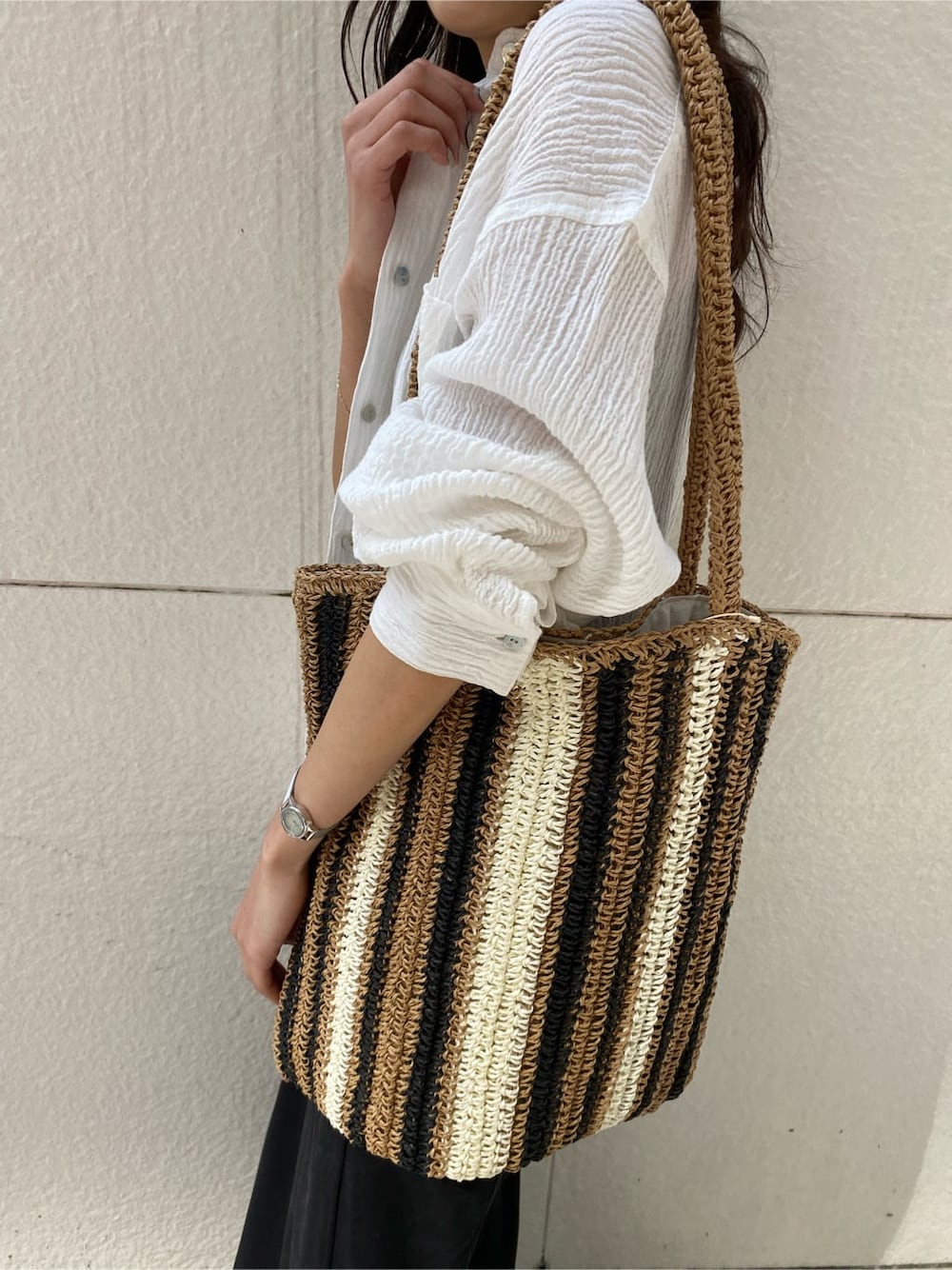ブラック系のパンプス、ベージュ系のトートバッグ、ホワイト系のシャツ/ブラウスを着用したレディースの春コーディネートの7枚目の写真