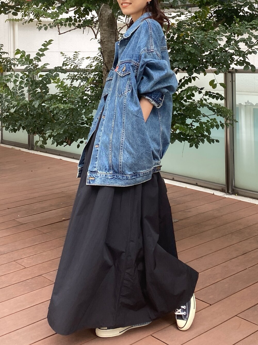 ブラック系のワンピース、グレー系のサロペット/オーバーオール、ブラック系のキャミソールを着用したレディースの春コーディネートの2枚目の写真