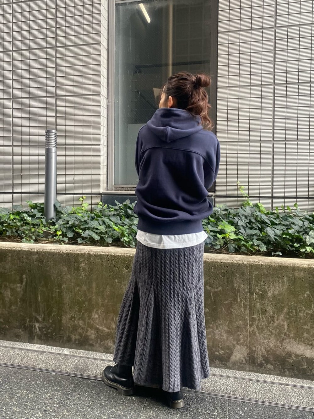 ホワイト系のTシャツ/カットソー、ブルー系のパーカー、グレー系のスカートを着用したレディースの冬コーディネートの5枚目の写真