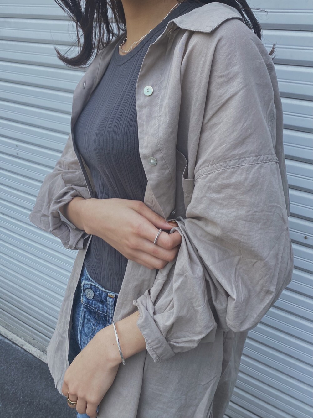 グレー系のシャツ/ブラウス、グレー系のタンクトップ、ブラック系のその他シューズを着用したレディースの春コーディネートの2枚目の写真