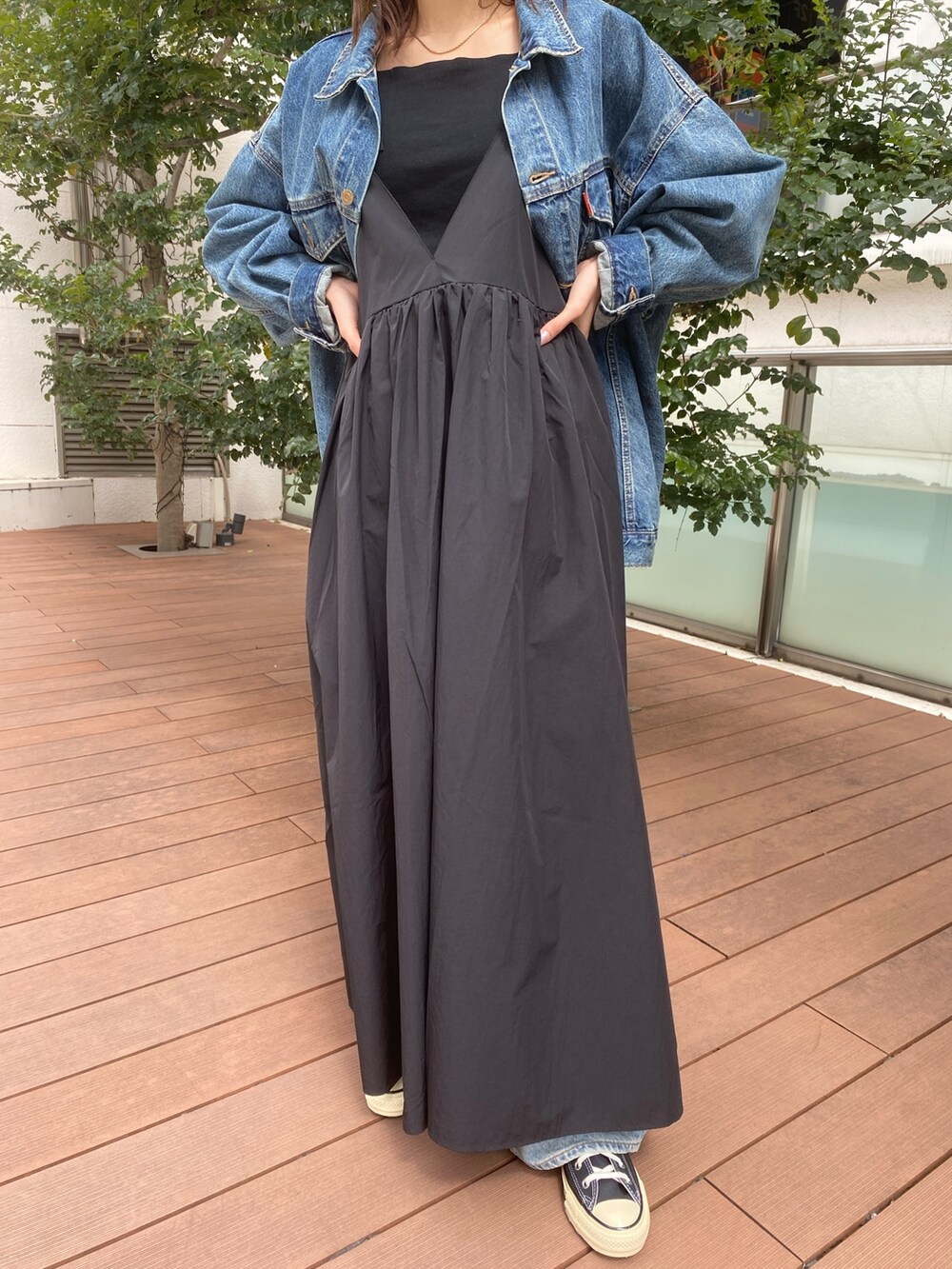 ブラック系のワンピース、グレー系のサロペット/オーバーオール、ブラック系のキャミソールを着用したレディースの春コーディネートの3枚目の写真