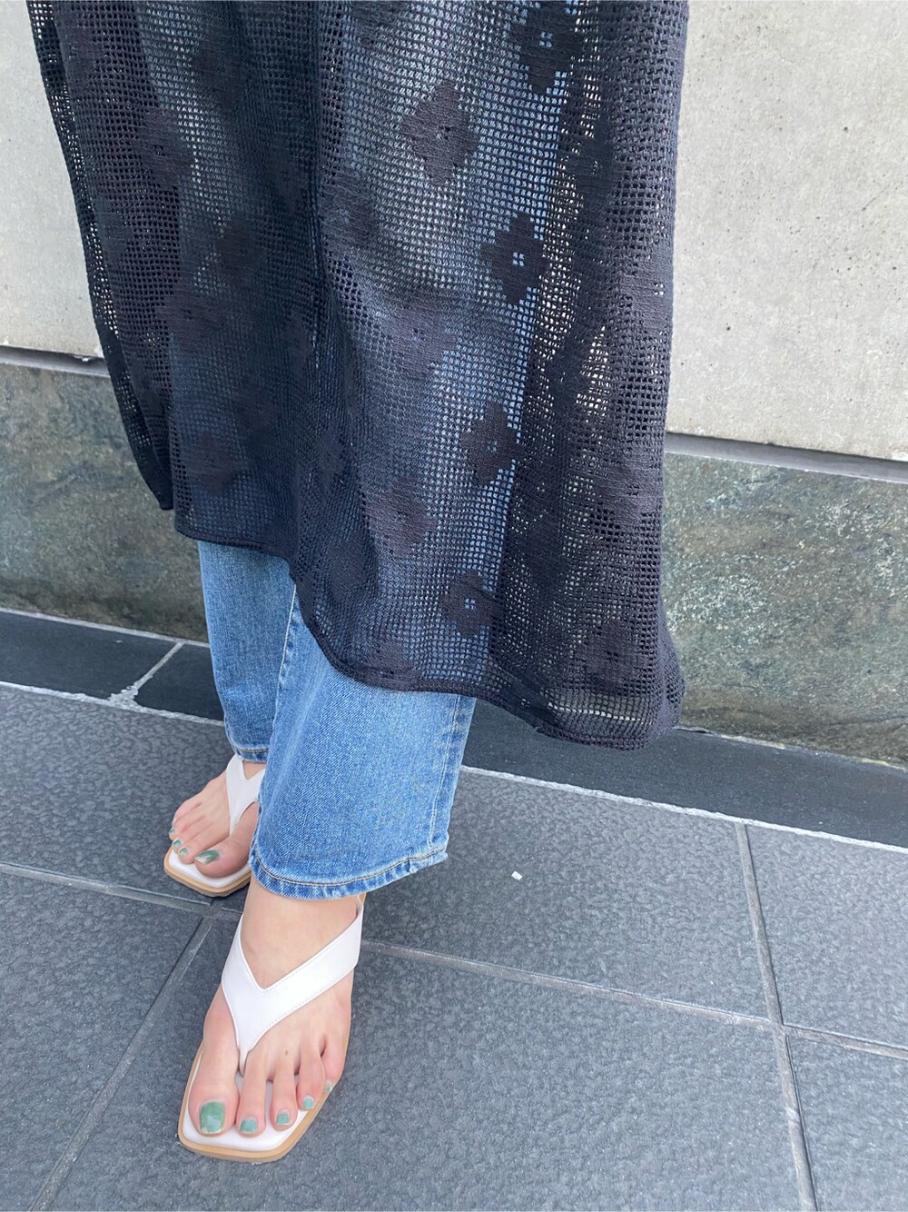 ホワイト系のサンダル、ブルー系のデニムパンツ、ベージュ系のバングル/リストバンドを着用したレディースの春コーディネートの6枚目の写真