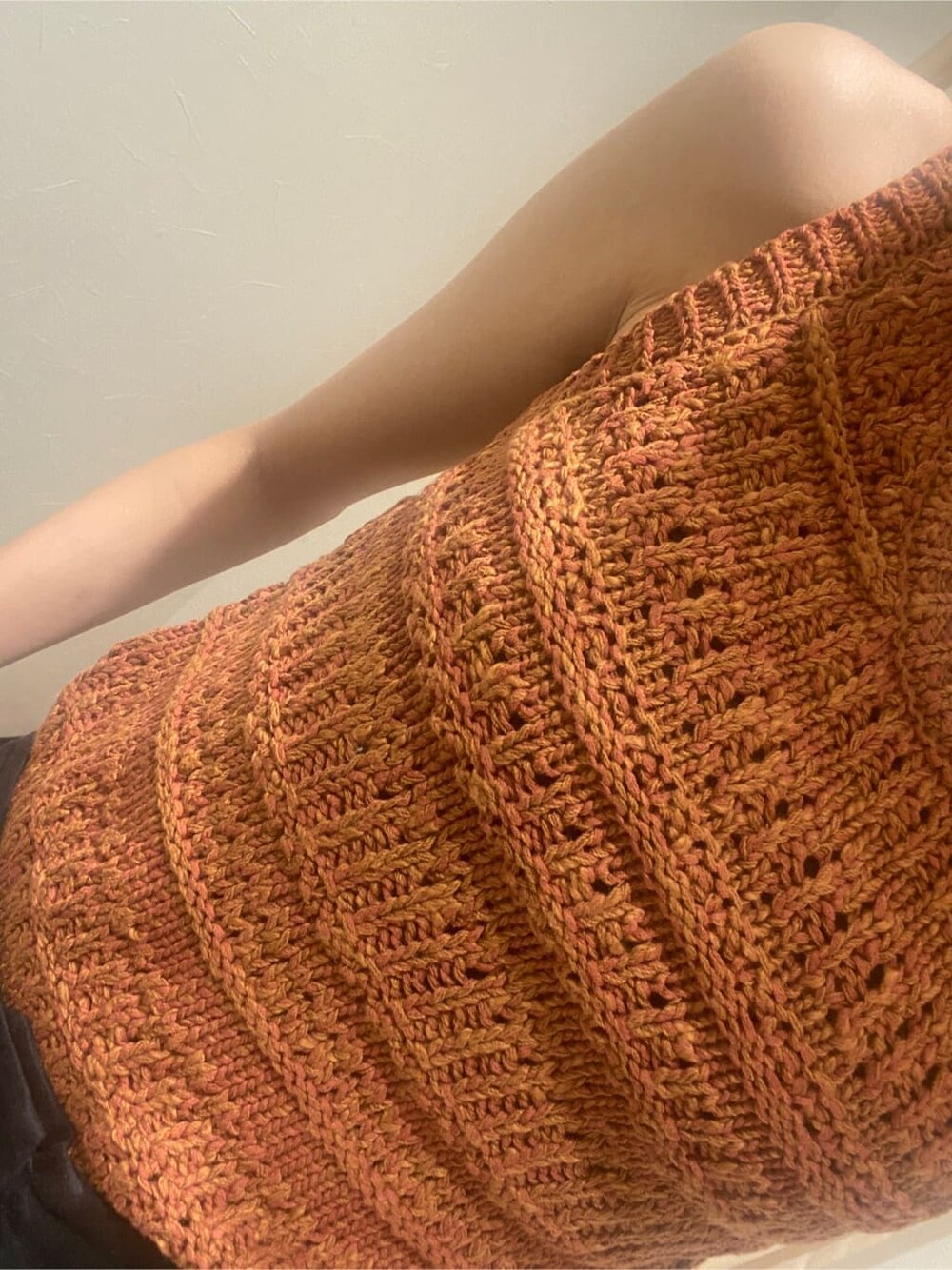 ブラック系のその他パンツ、ブラウン系のニット/セーターを着用したレディースの春コーディネートの6枚目の写真