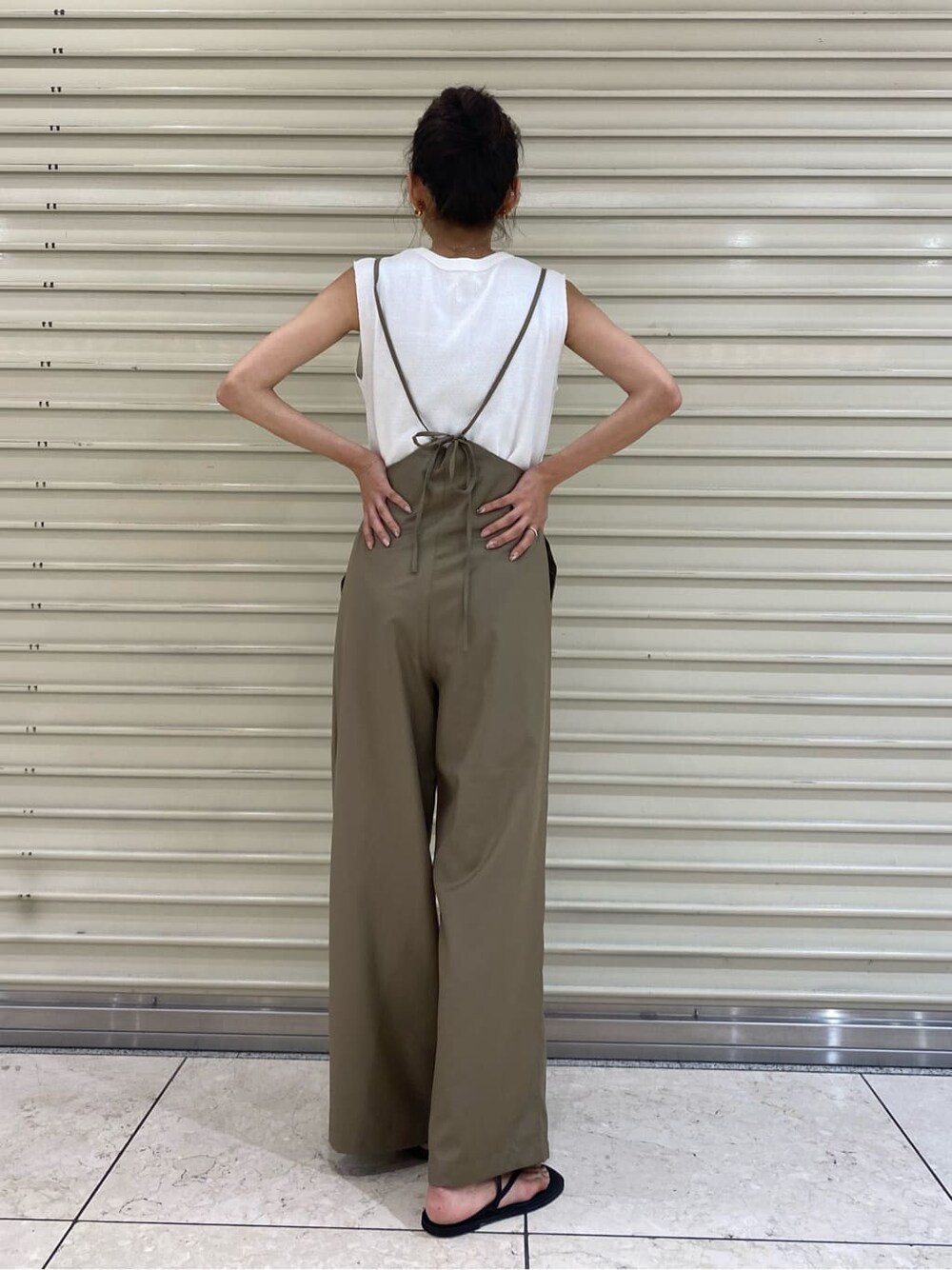 ホワイト系のタンクトップ、ベージュ系のつなぎ/オールインワン、ブラック系のサンダルを着用したレディースの夏コーディネートの3枚目の写真