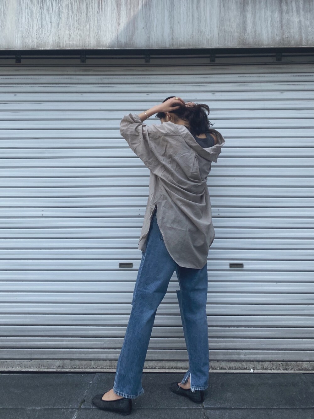 グレー系のシャツ/ブラウス、グレー系のタンクトップ、ブラック系のその他シューズを着用したレディースの春コーディネートの3枚目の写真