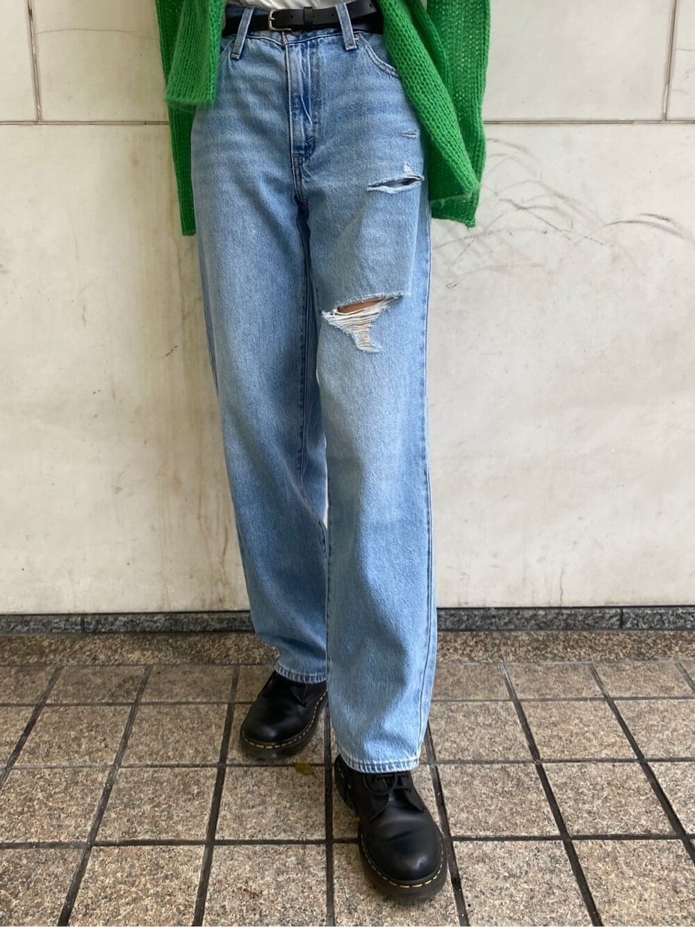 ホワイト系のTシャツ/カットソー、グリーン系のニット/セーター、ブラック系のベルトを着用したレディースの秋コーディネートの7枚目の写真