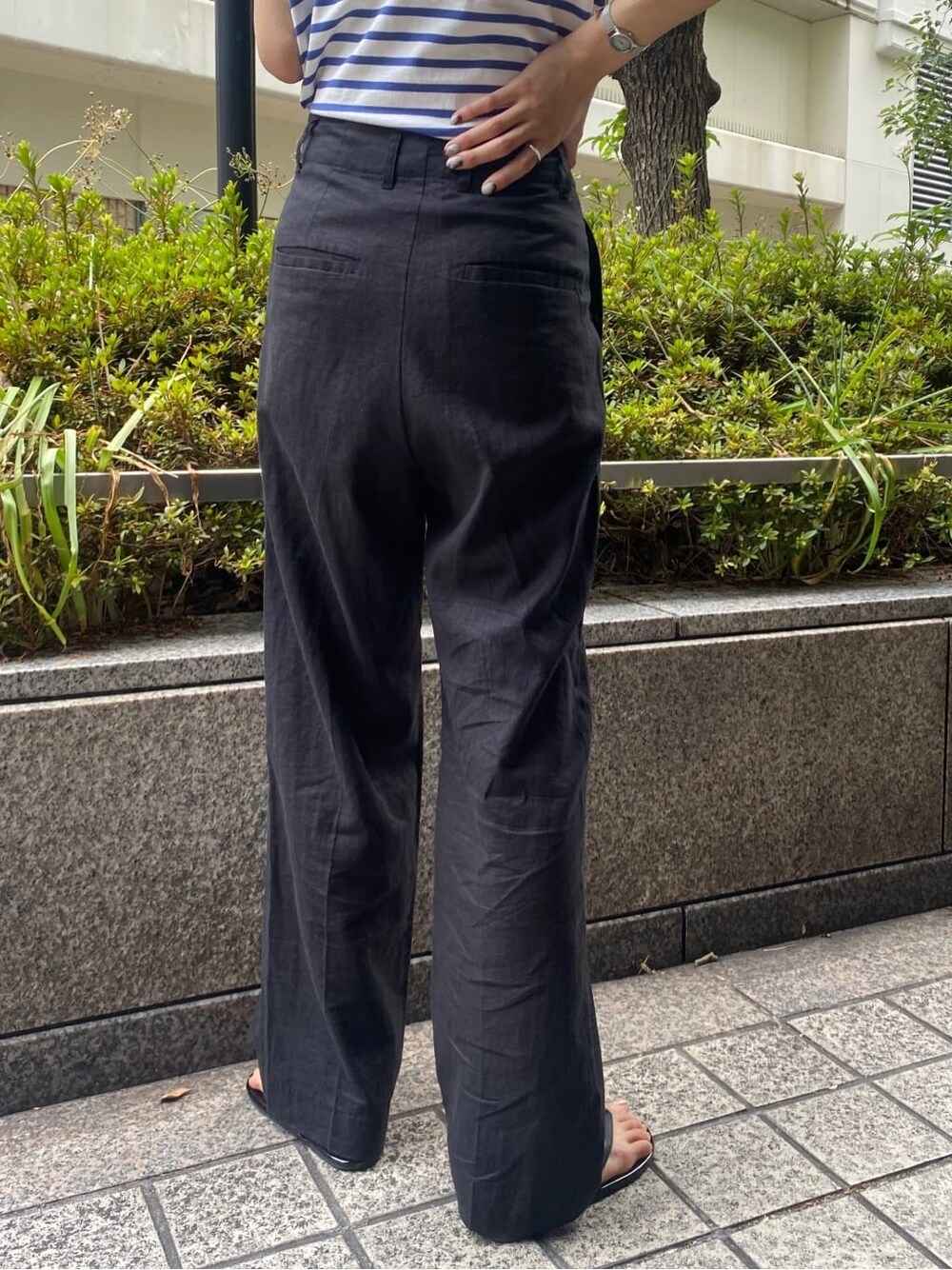 ブラック系のその他パンツ、ブルー系のTシャツ/カットソーを着用したレディースの夏コーディネートの7枚目の写真