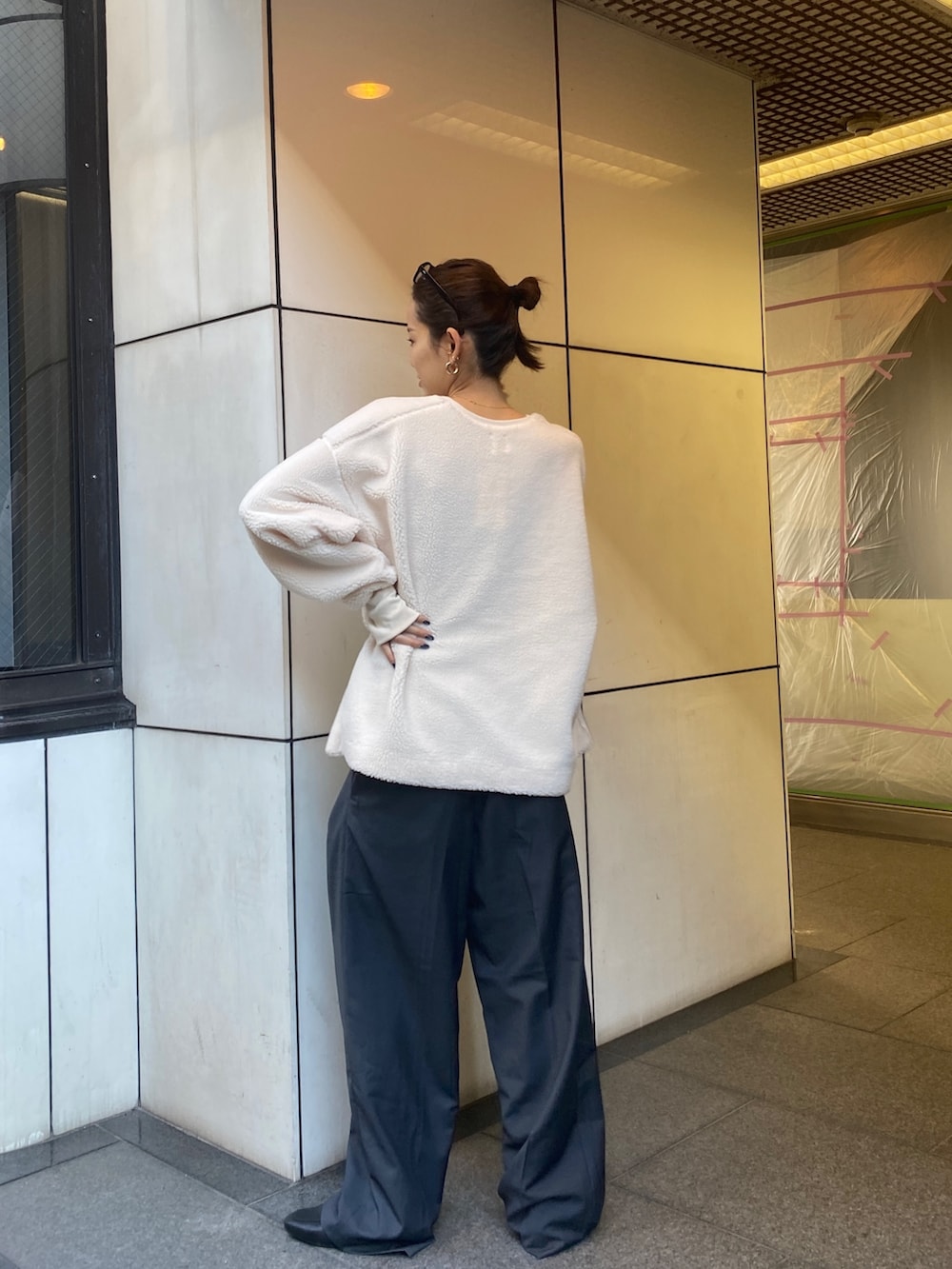 ホワイト系のTシャツ/カットソー、グレー系のその他パンツを着用したレディースの秋コーディネートの4枚目の写真