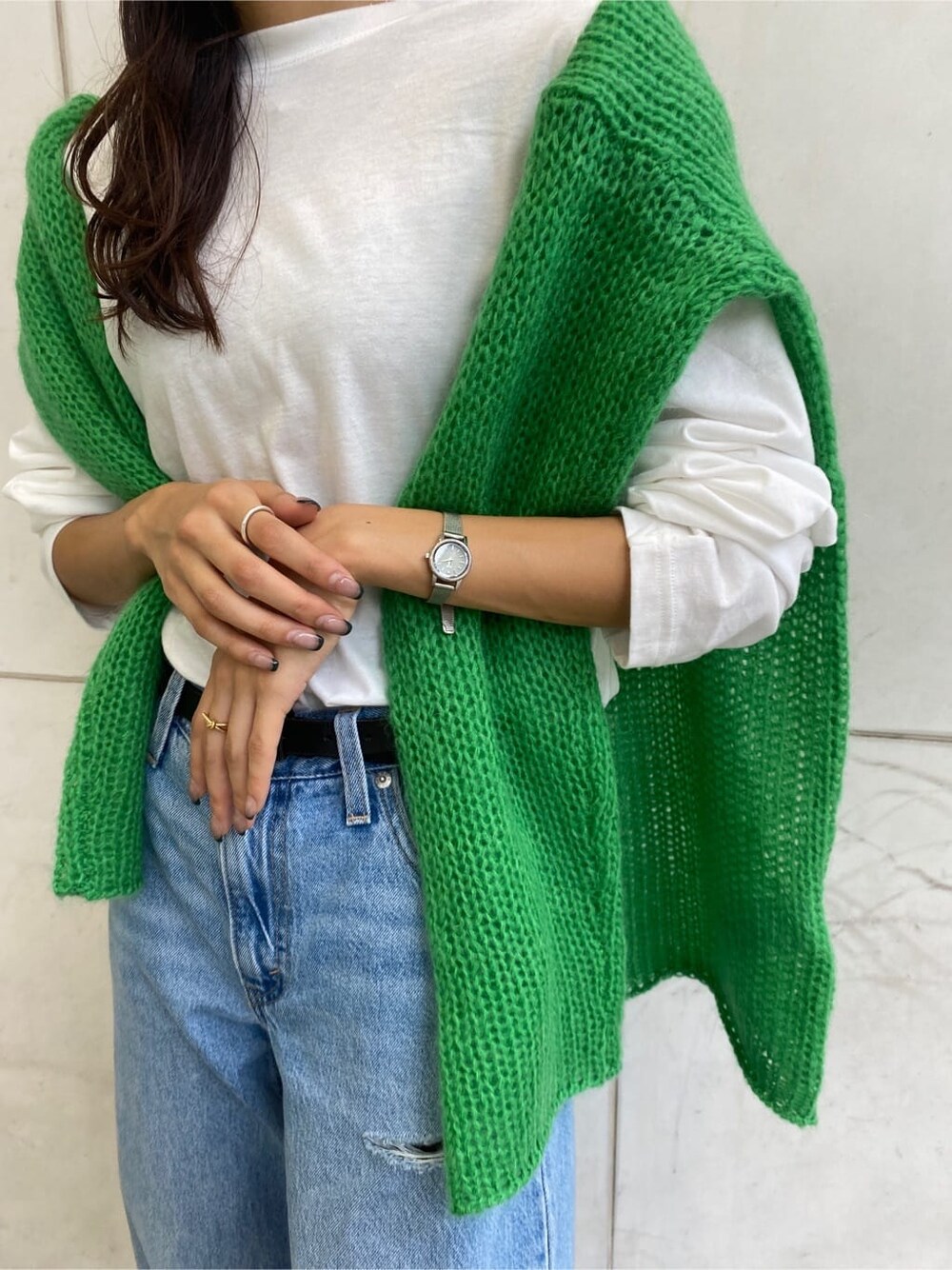 ホワイト系のTシャツ/カットソー、グリーン系のニット/セーター、ブラック系のベルトを着用したレディースの秋コーディネートの6枚目の写真